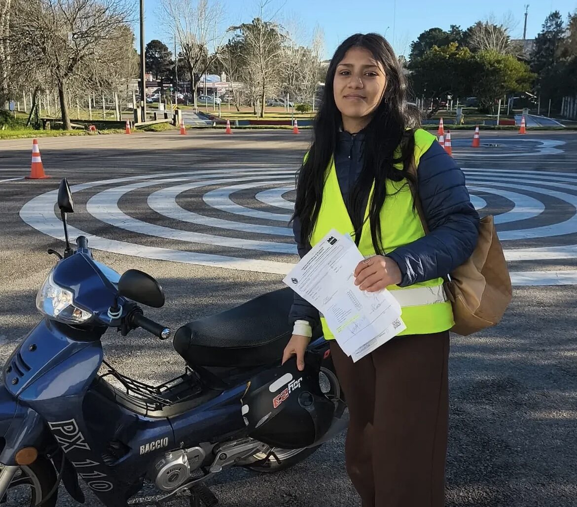 Alumna de moto en pista de práctica