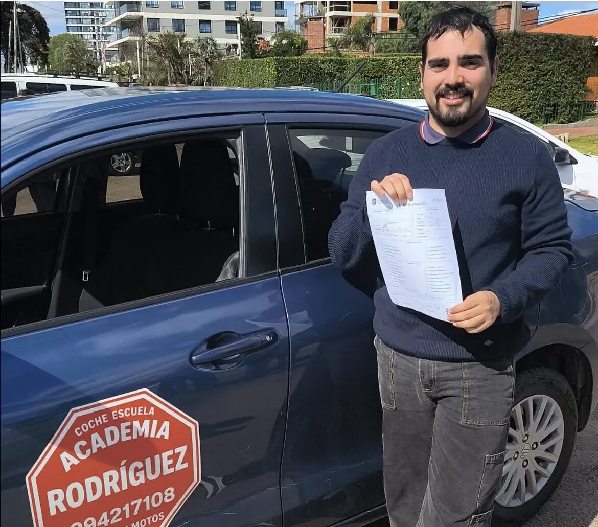 Alumno junto al coche escuela